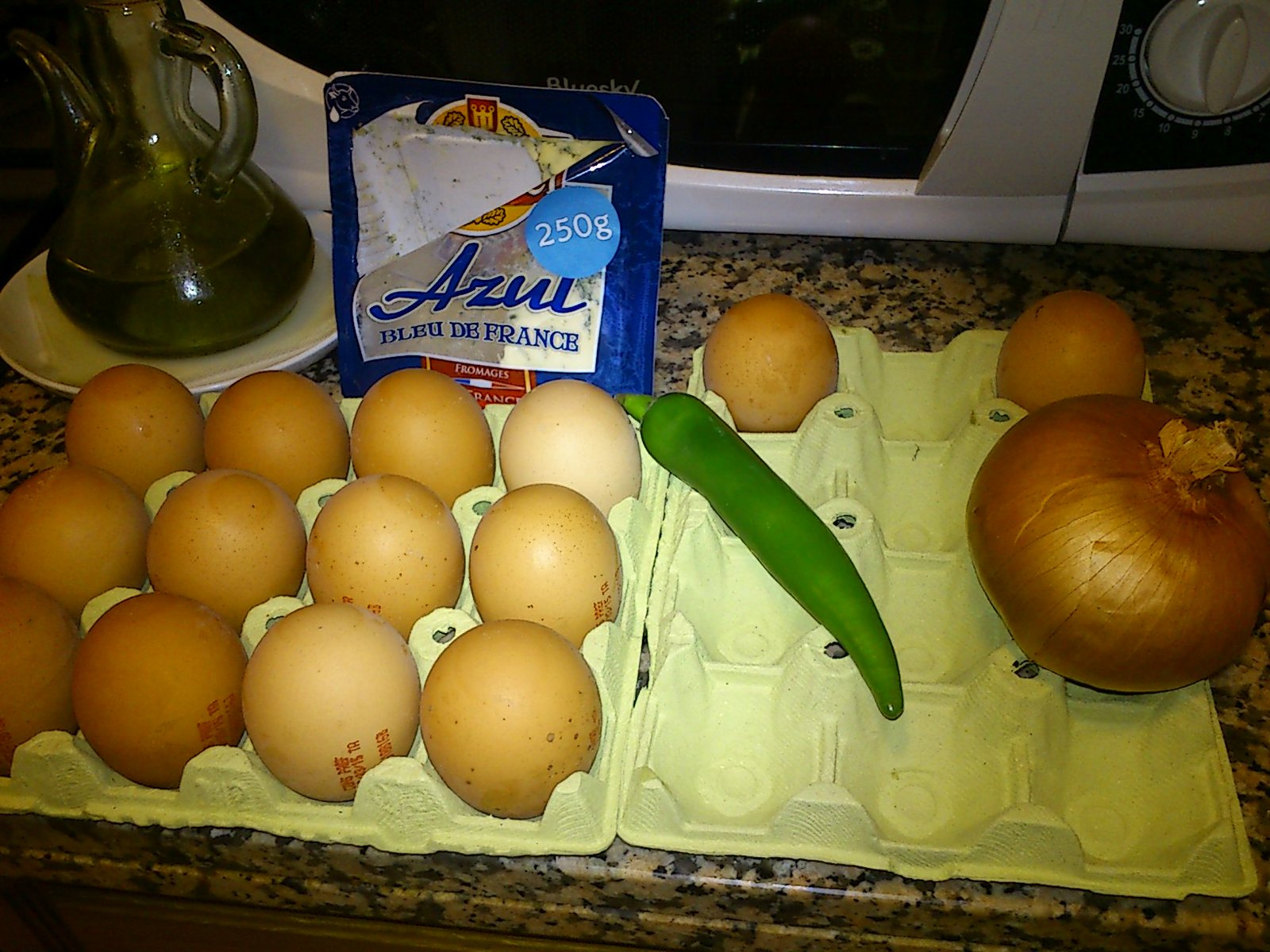 cebolla, huevos, aceite, pimiento picante y queso azul.