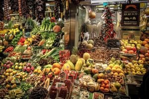 mercado con fruta y verdura